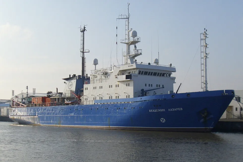 Det russiske skipet '''Akademik Lazarev''' har vist stor interesse for undersjøiske kabler mellom Norge om omverdenen