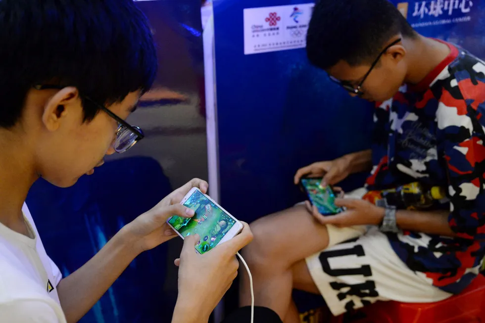 Kina skjerper reglene for hvor mange timer i uken mindreårige kan bruke på mobil- og dataspill. Dette er den siste i rekken av restriksjoner og innstramninger som rammet teknologi- og oppstartsselskapene i Kina.
