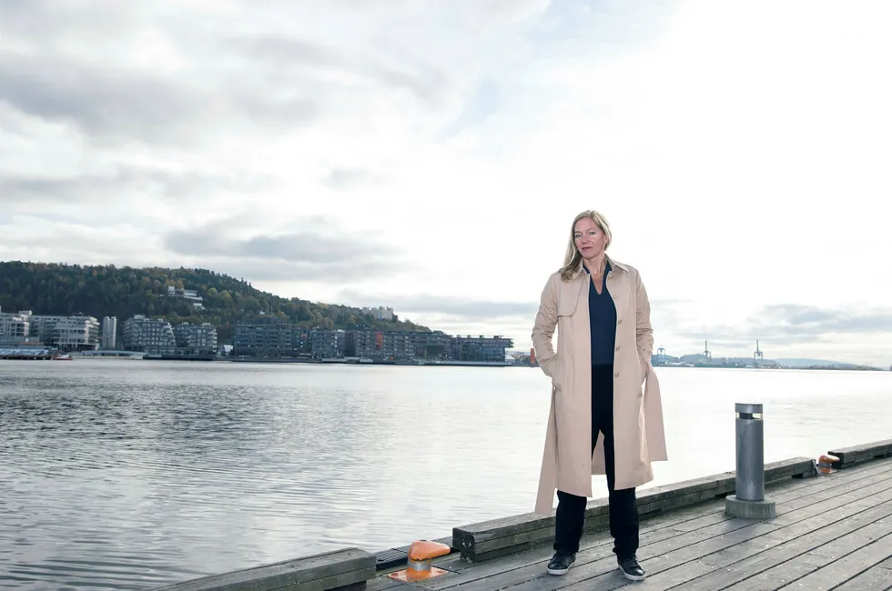 Forfatter Maja Lunde har skrevet «Blå» og «Bienes historie» som er de to første bøkene i det som skal bli en klimakvartett. Norsk klimapolitikk har hun ikke særlig mye godt å si om.