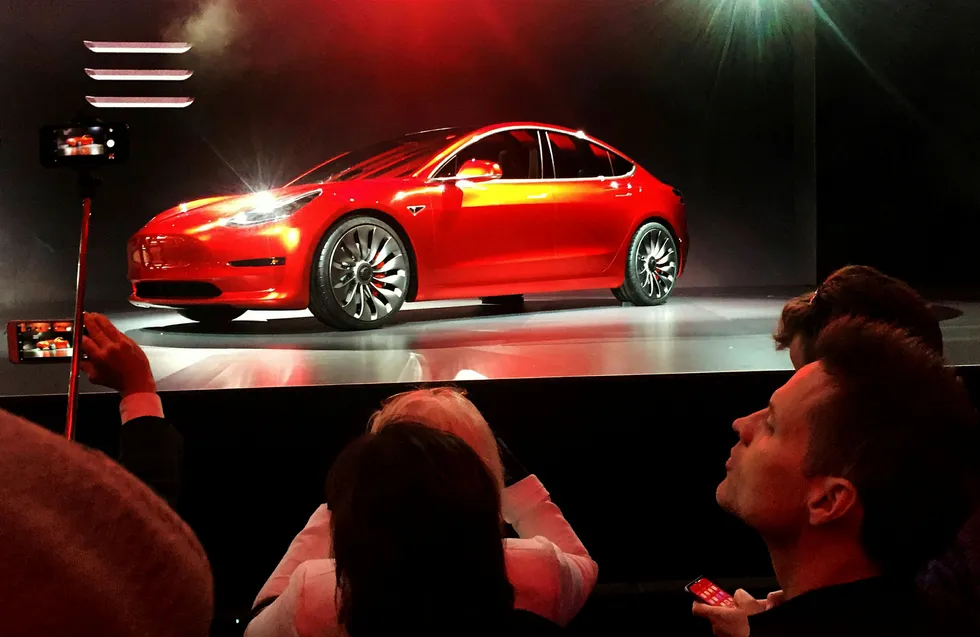 Interessen var enorm da Tesla i 2016 lanserte sin første elbilmodell med tanke på massemarkedet – Tesla Model 3 sedan. Siden har problemene stått i kø. Foto: Joe White/Reuters/NTB Scanpix