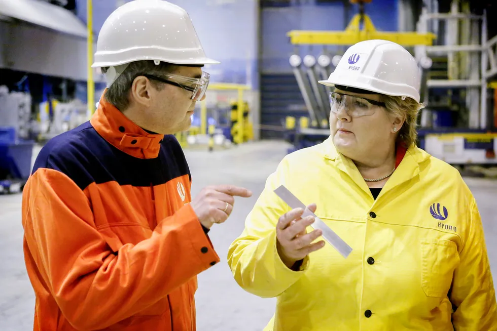 Statsminister Erna Solberg besøkte Hydro Karmøy og Hydro-sjef Svein Richard Brandtzæg i 2016, etter at staten bidro med 1,8 milliarder kroner til Hydros nye anlegg på Karmøy.