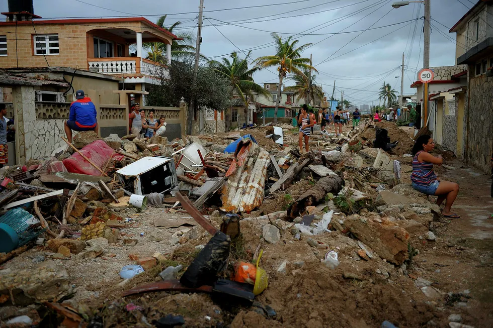 Orkanen Irma rev med seg hustak, førte til at bygninger raste sammen og oversvømte store kystområder i helgen. Her fra bydelen Cojimar i Havanna. Foto: AFP PHOTO / YAMIL LAGE/NTB Scanpix
