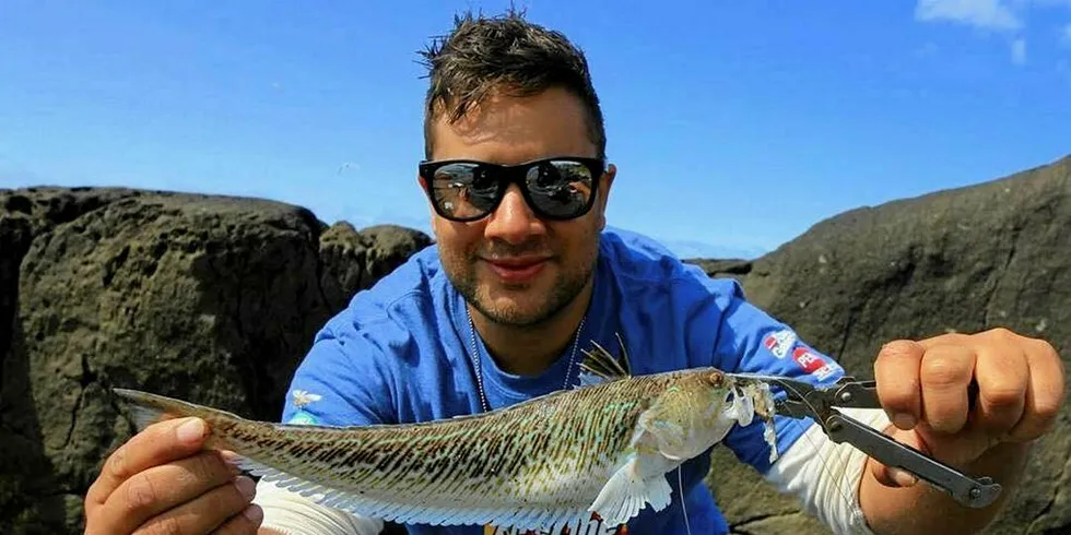 MATGLAD: Raphael Pedersen (31) fra Stavanger blogger om fisk med en serie som heter «Kan det spises» der han spiser både tenkelig og utenkelig fisk. Her poserer han med fjesingen som snart skal serveres rå.