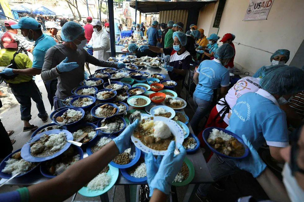 Frivillige deler ut gratis lunsj til venezuelanske migranter i et flyktningmottak i La Parada i Colombia, ved grensen til Venezuela. Millioner av venezuelanere har forlatt hjemlandet, som mangler mat, medisiner og andre basisvarer.