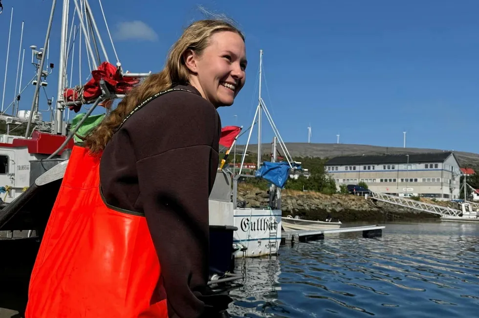 Jona Krista Jonsdottir (22) er med i ungdomsfiskeordningen 2024 og leverer fangsten i Båtsfjord.