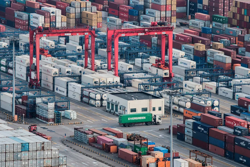 Det har vært en nedgang i den globale eksporten de siste seks månedene. Eksperter venter på bunnen. Logistikkselskapet FedEx tror dette kan fortsette i flere kvartaler og advarer om svakere resultater.