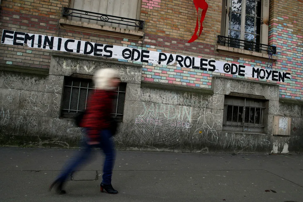 «Feminicide, mindre prat, mer penger» står det på veggrafittien her i Paris.