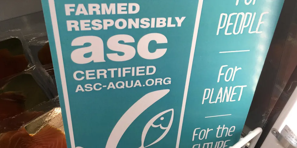De mest kjente sertifiseringsordningene for laks, er Aquaculture Stewardship Council (ASC), Global G.A.P. og Best Aquaculture Practice.