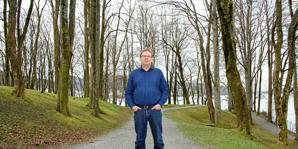 Seniorforskar Ørjan Karlsen ved Havforskingsinstituttet jobba i mange år med forsking på marine oppdrettsartar som torsk og kveite. No er han mest oppteken av lakselusa si påverknad på villaksen.