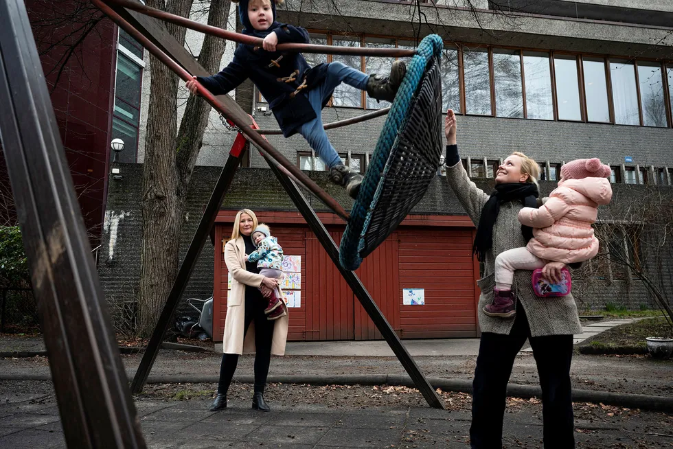 Foreldrene til de 40 barna i Hydroparken barnehage frykter at barnehagen legges ned i august. – De ansatte og barna er de store taperne her, sier Marita Hagen (til venstre) sammen med Thea (2). Til høyre Heidi Kase (33), forelder til Kasper (5) (foran) og Sofi (3).