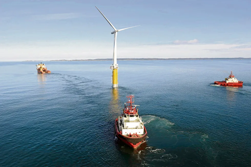 Ferdigmontert Hywind-turbin på vei fra Åmøyfjorden.