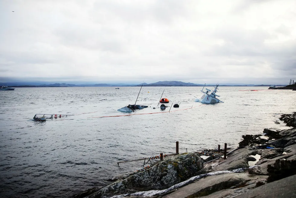 Det er ikke mye av den 134 meter lange fregatten KNM «Helge Ingstad» som er synlig.