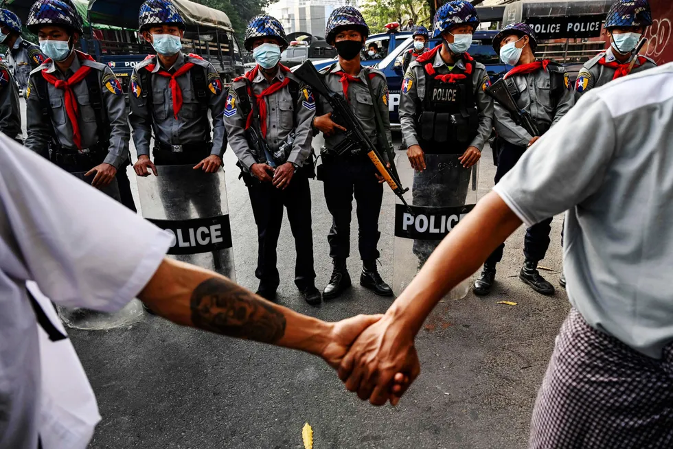 Tusenvis av demonstranter protesterte mot militærets inngripen i Myanmar i februar.