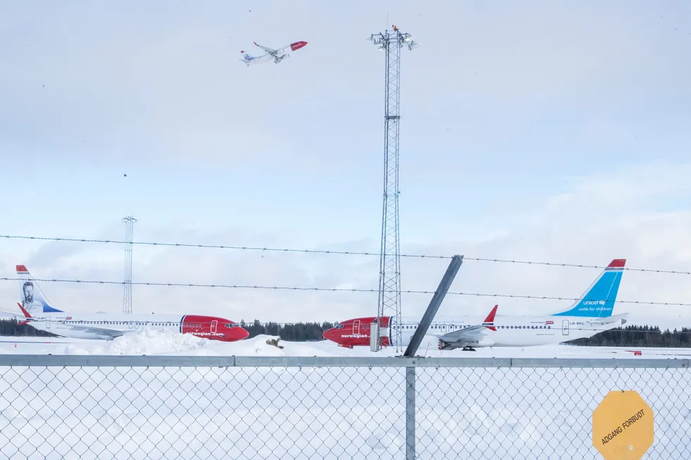 På Oslo lufthavn står mange av Norwegians Boeing 737 Max (bildet) – som skal helt ut av flåten. Igjen hos selskapet er bare forrige generasjons fly (her i luften), med 15-20 prosent høyere forbruk av drivstoff.