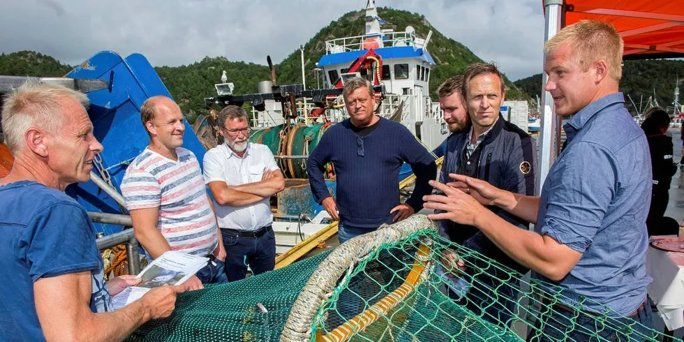 Rekerist: I forrige uke var fiskeriminister Harald Tom Nesvik på havet utenfor Mandal for å se hvilke utfordringer rekefiskerne har med påbudet om rekerist langs sørlandskysten. Fisker styrelederi Fiskerlaget Sør, Alf Erik Ulland (t.h) og fisker Lennart Danielsen til venstre i bildet. Arkivfoto: Espen Sand