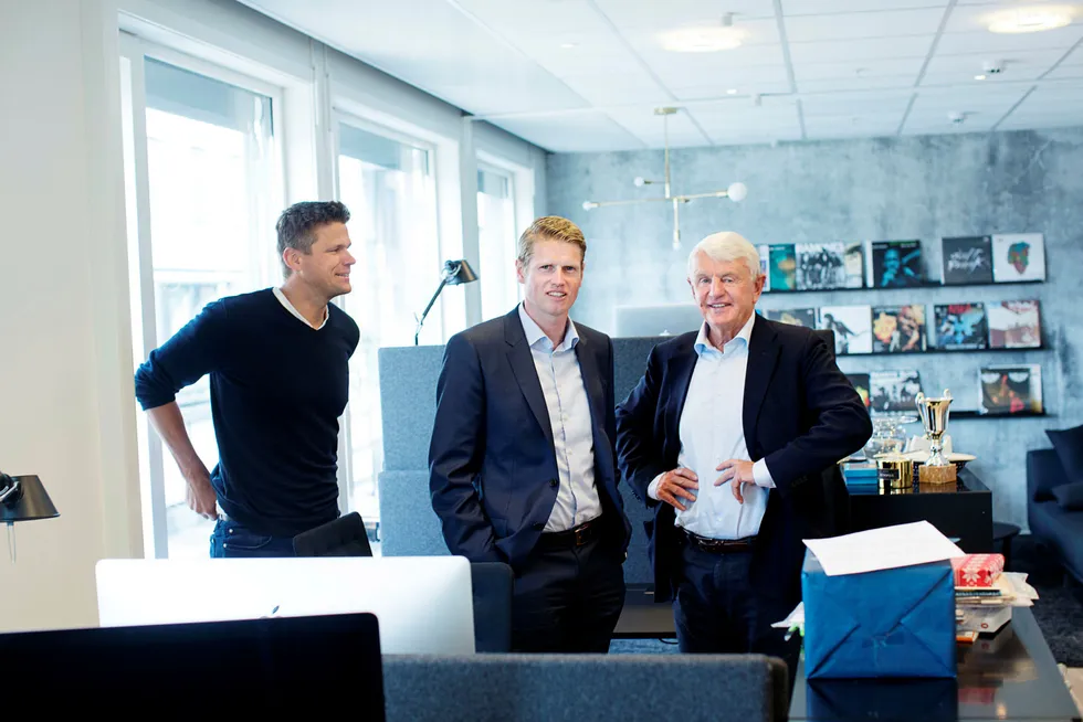 Aasulv Tveitereid (fra venstre) og Ole Petter Kjerkreit forvalter Egil Stenshagens penger sammen med blant annet Stenshagens sønn, Jørgen Stenshagen. Foto: Øyvind Elvsborg