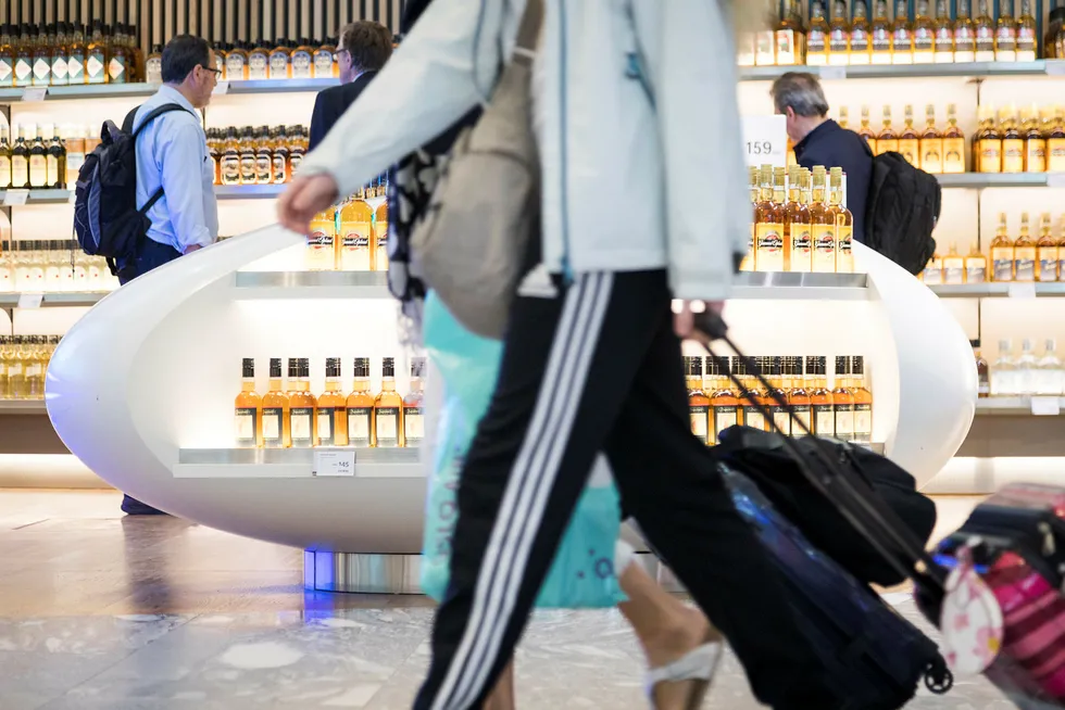 Reisende passerer taxfreebutikken i avgangshallen på Oslo lufthavn Gardermoen.