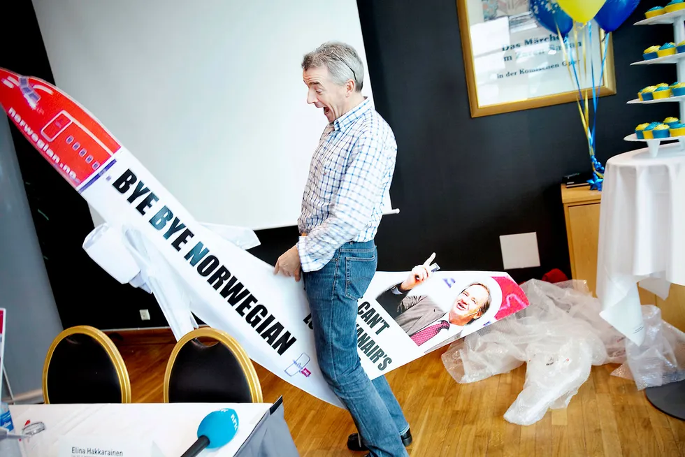 Michael O' Leary, administrerende direktør i Ryanair, kom i 2011 ridende på et Norwegian pappfly på pressekonferansen: To år og 2 millioner passasjerer på Rygge. Foto: Brian Cliff Olguin