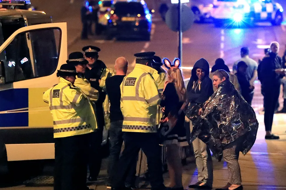 Konsertgjengere forteller om kaotiske tilstander etter bomben i Manchester. Foto: Peter Byrne/AP/NTB scanpix