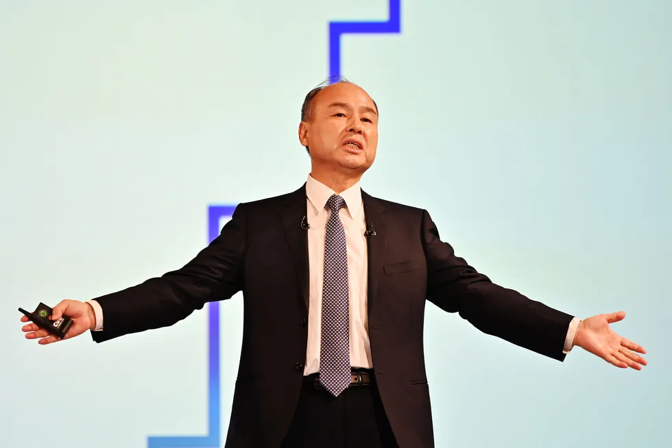 Softbanks toppsjef og grunnlegger, Masayoshi Son, er frustrert over et kraftig fall i selskapets aksjekurs. Verdiene på flere store investeringer har stupt og selskapets Vision Fund har tapt et rekordstort beløp i siste kvartal.