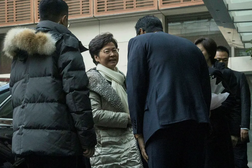 Hongkongs leder blir hilst velkommen da hun ankom et hotell i Beijing lørdag. Mandag møter hun Kinas leder Xi Jinping.