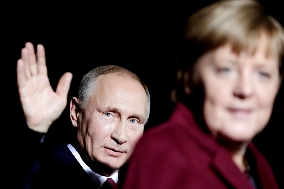 Tysklands forbundskansler Angela Merkel møter Russlands president Vladimir Putin på tomannshånd tirsdag – for første gang på over to år. Foto: Markus Schreiber/Ap/NTB Scanpix