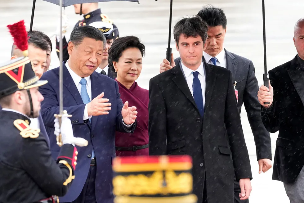 Kinas president Xi Jinoping ble mottatt av Frankrikes statsminister Gabriel Attal på Orly-flyplassen på søndag. Xi skal avlegge statsbesøk i tre europeiske land denne uken