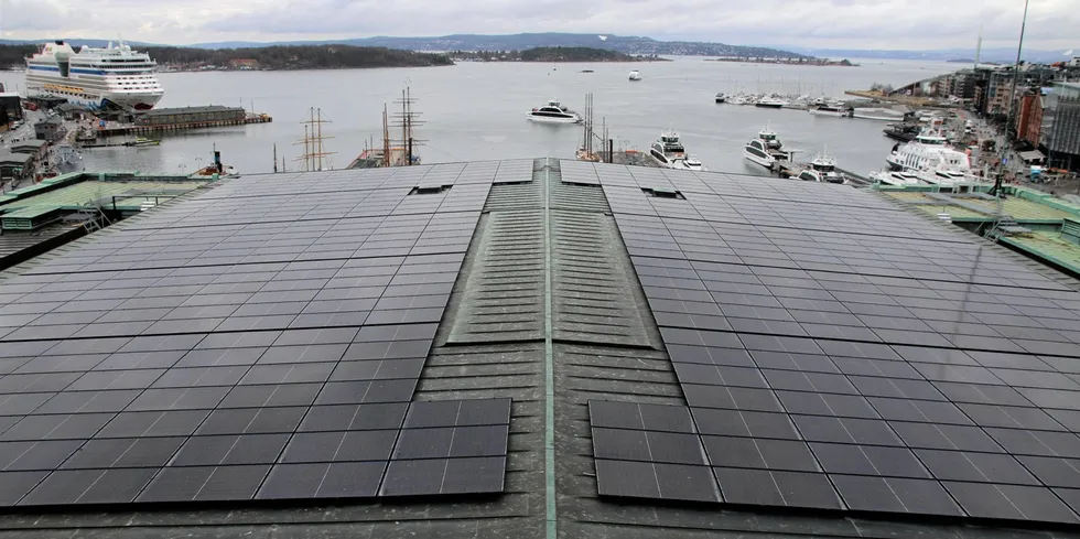 Riksantikvaren har sendt ut en veileder for solenergi på vernede bygninger. Bildet er fra taket fra Oslo Rådhus.