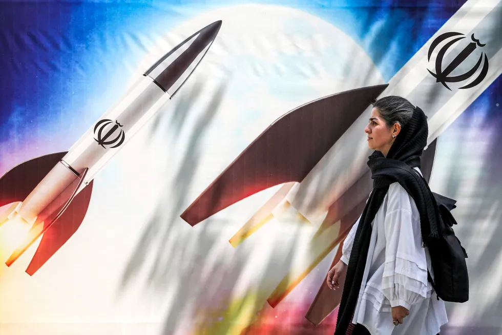 Kvinne passerer regimeplakat i Teheran som feirer rakettangrepet mot Israel 14. april.