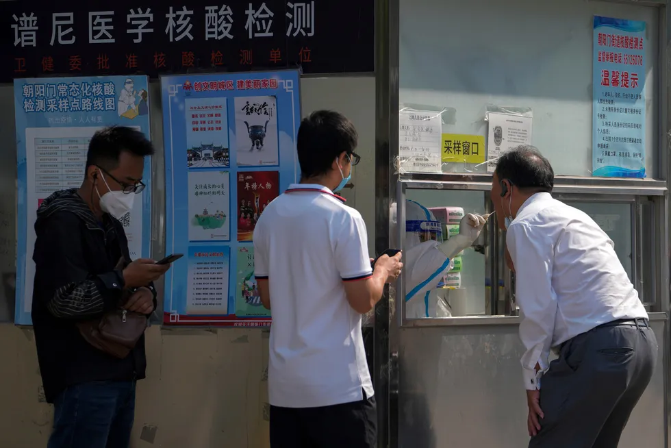 Innbyggere i kinesiske storbyer må testes jevnlig for å kunne reise med kollektivtransport, handle på kjøpesentre eller dra på kontoret. Her fra en teststasjon i Beijing mandag.