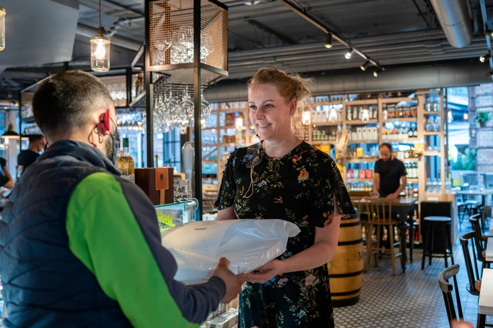 Onsdag kunne restauranteier Siri Helen Winther på Aker Brygge igjen åpne dørene for gjester etter å ha drevet utelukkende med takeaway siden februar.