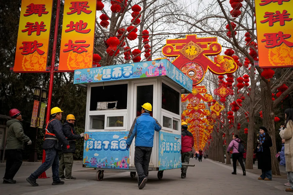 Kina forbereder seg på å ønske dragen velkommen i det nye året, som starter den 10. februar. her fra Ditan Park i Beijing.