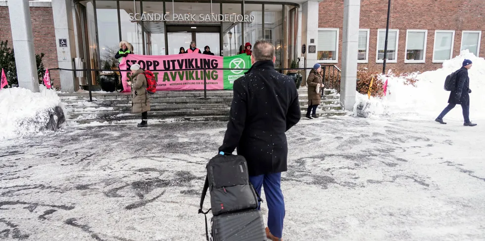 Aktivister fra Extinction Rebellion demonstrerer under Olje- og energipolitisk seminar i Sandefjord, der energiminister Terje Aasland blant annet skal tildele nye oljelisenser.