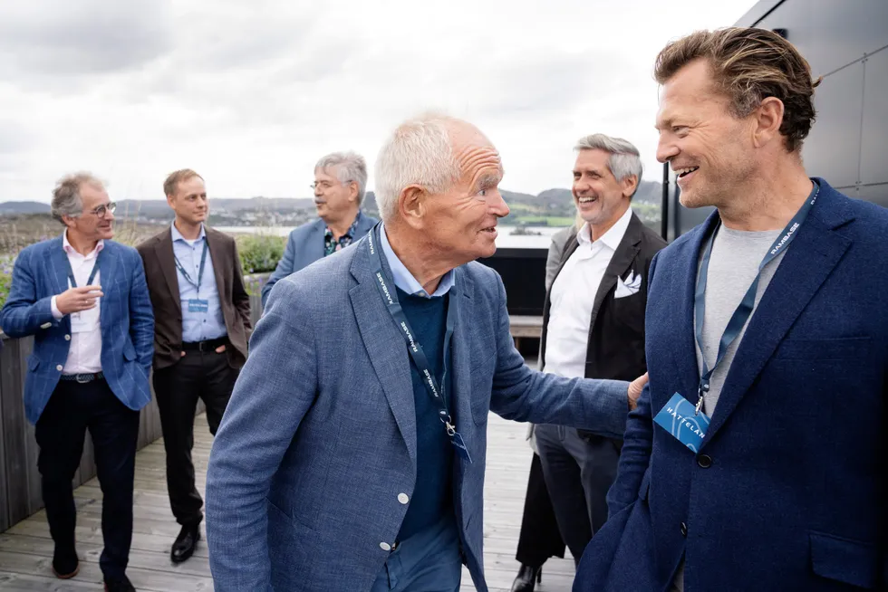 Her er milliardærene som tror kjernekraft er fremtiden. Investor Paul-Christian Rieber i GC Rieber (til venstre), Stig Hatteland, Jakob Hatteland, og Jonny Hesthammer i Norsk Kjernekraft. I forgrunnen Trond Mohn og Espen Nordhus (til høyre)