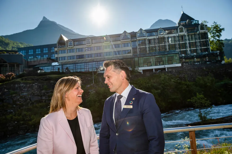 Monja og Sindre Mjelva, fjerdegenerasjons eiere av Union Hotel Geiranger, mangler et 30-talls utenlandske arbeidstagere for å kunne åpne hotellet.