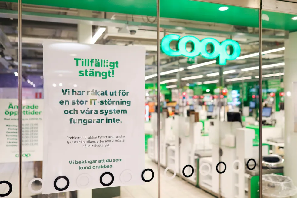 Dagligvarekjeden Coop i Sverige måtte stenge dørene til flere butikker fordi kassaapparatene ikke fungerte.
