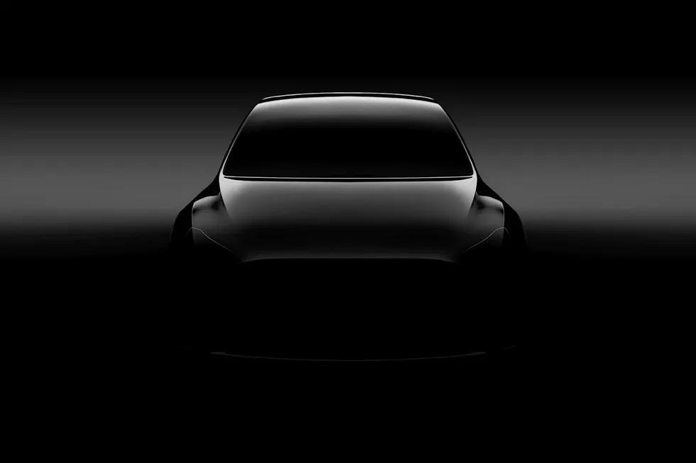 Det første bildet av Tesla Model Y avslører ikke så mye annet enn at den mangler sidespeil og at formen minner om Teslas øvrige modeller. Foto: Tesla