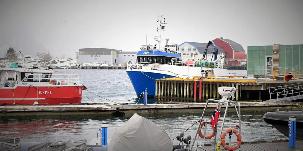 En mann i 40-årene ble funnet omkommet i havna i Svolvær i slutten av februar. Han var mannskap på snurrevadbåten «Pløy» fra Askvoll.