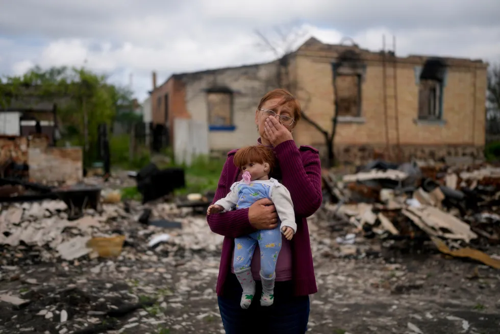 Nila Zelinska holder en dukke som tilhører hennes datterdatter. Zelinska måtte flykte, men er nå tilbake og oppdager at huset utenfor Kyiv er helt ødelagt.