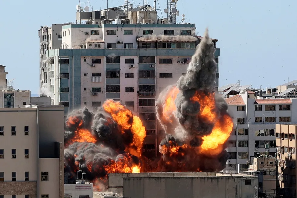 Bygget på Gazastripen som huset flere medier kollapset etter et angrep lørdag.
