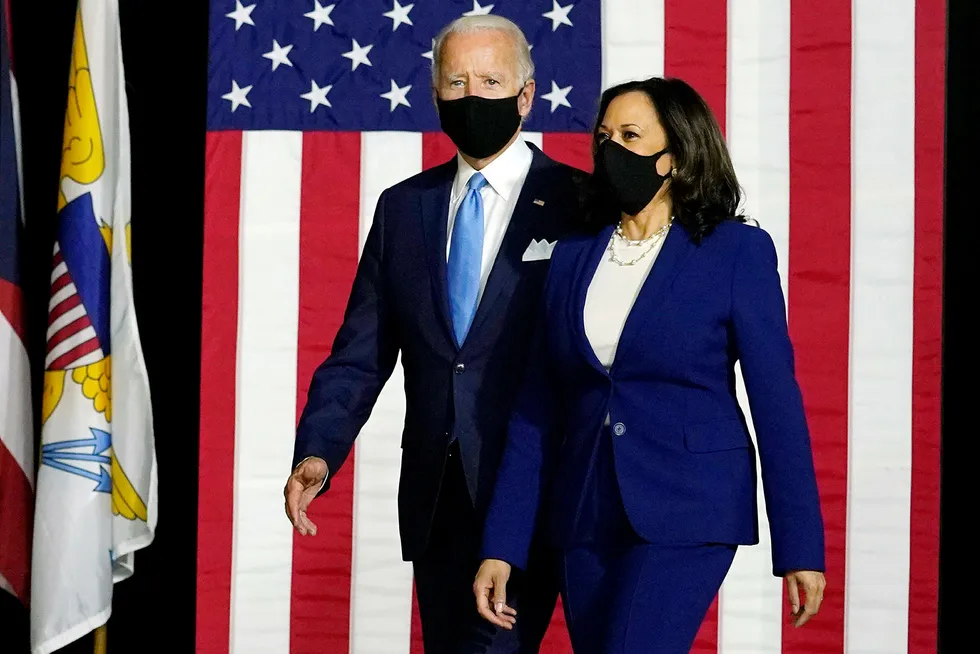 Joe Biden og hans visepresidentkandidat Kamala Harris står frem på scenen i Wilmington, der de to åpner valgkampen sammen