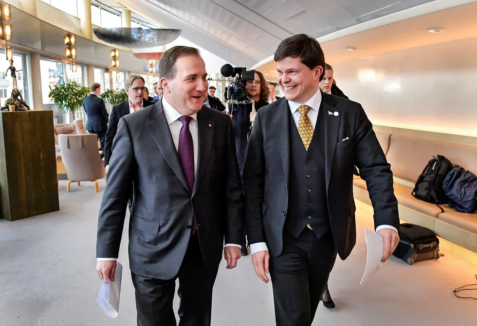Sveriges statsminister Stefan Löfven (til venstre) får trolig fortsette i jobben. Her er han på vei inn i Riksdagens pressesenter onsdag sammen med Riksdagens talsmann Andreas Norlén.