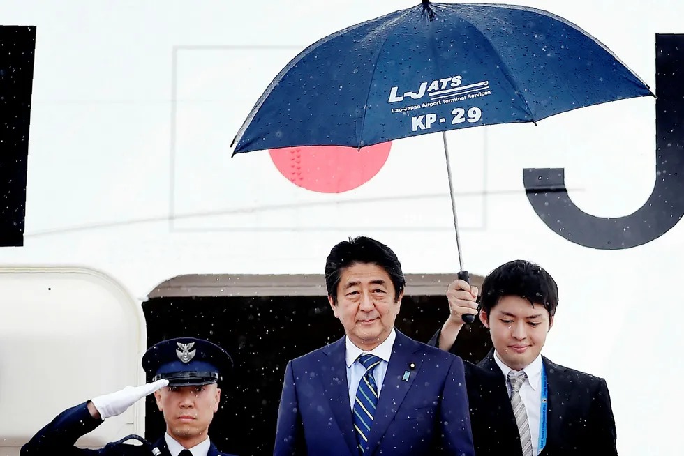 Japans statsminister, Shinzo Abe, ble den første utenlandske statslederen til å møte Donald Trump etter presidentvalget. Foto: Ye Aung Thuye /AFP/NTB Scanpix