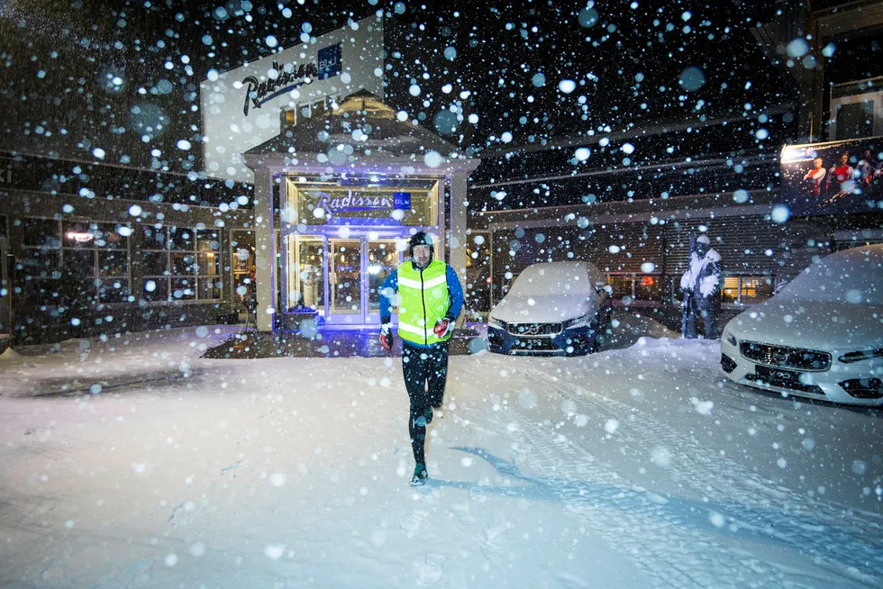 Det snør kraftig i det Jann Post legger ut på løpetur på morgenkvisten, fire timer før han skal sitte i NRKs kommentatorbu på Beitostølen. Disiplin er et nøkkelord for å holde treningen i gang med rundt 120 reisedager i året. Foto: Gunnar Lier