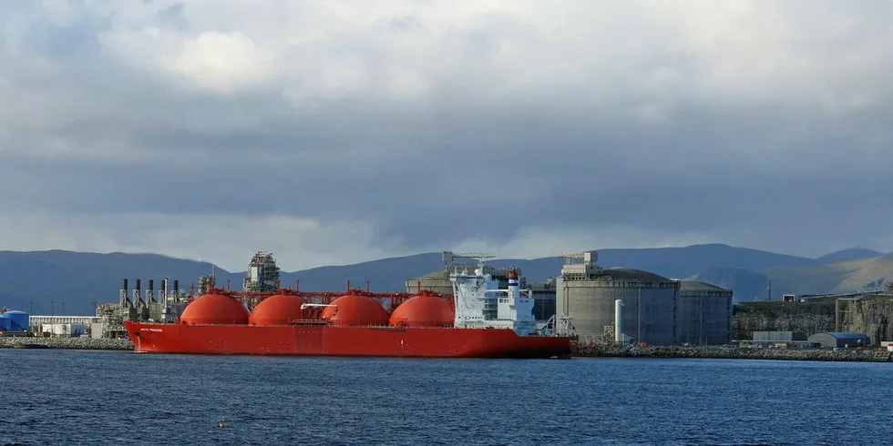 VURDERER ELEKTRIFISERING: Equinor vurderer nå om de skal elektrifisere LNG-anlegget på Melkøya ved Hammerfest. I dag brukes det fem gassturbiner til å produsere flytende naturgass. Bruk av gass til å lage flytende naturgass gir store CO2-utslipp.