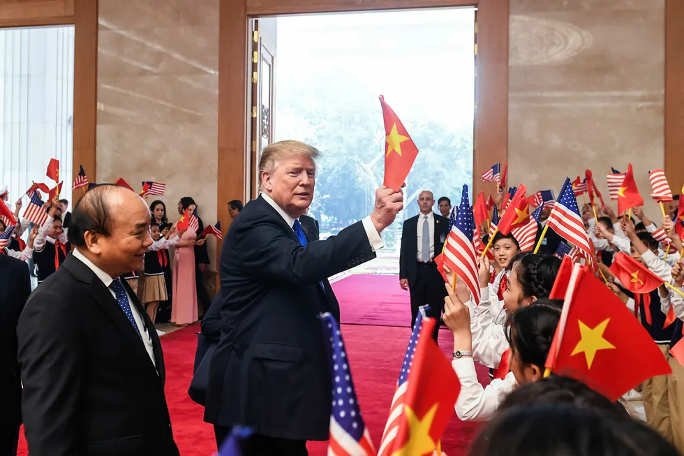 USA president Donald Trump vifter med det vietnamesiske flagget før et møte med Vietnams statsminister Nguyen Xuan Phuc (til venstre) i Hanoi tirsdag. Onsdag møter Trump Nord-Koreas leder Kim Jung-un