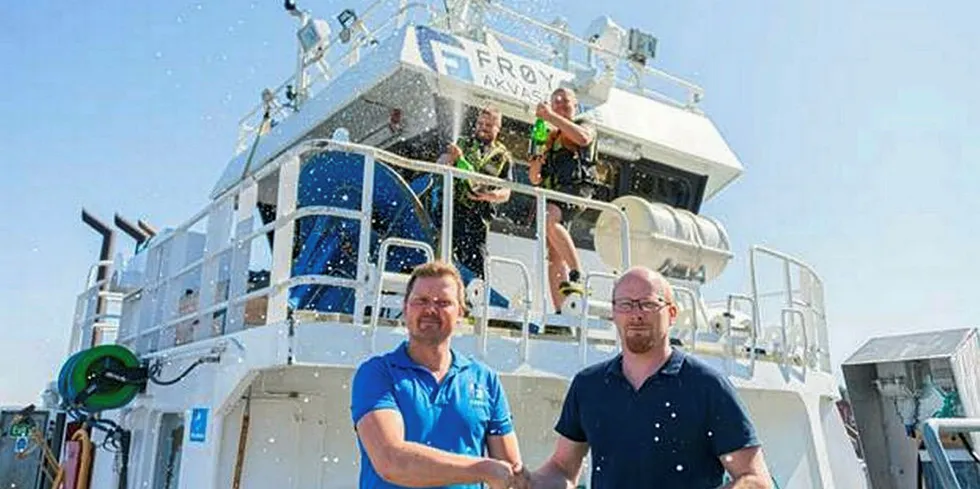 Stolt mannskap i champagneregn. Driftslederne Reidar Antonsen (t.v.) og Stig Ansnes. Jonas Torgersen (bak t.v.) og Emil Selvåg.