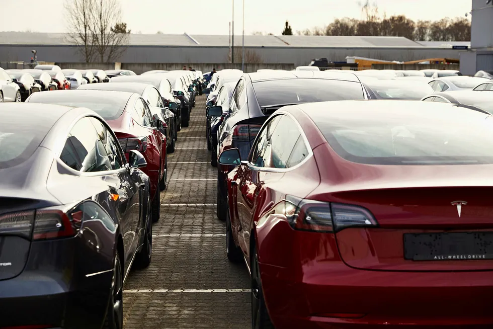 Tesla kutter prisene på alle Model 3, som nå får en startpris på rett under 400.000 kroner. Her fra Norges Varemesse på Lillestrøm der Tesla leverte ut tusenvis av biler i fjor.