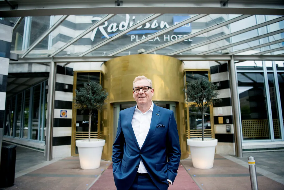 Tarje Hellebust har vært hotelldirektør på Radisson Hotel Oslo Plaza i 18 år. Han har aldri opplevd en krise som er like alvorlig som den hotellet og bransjen nå er inne i. Nå er utvidelsen av hotellet satt på vent.