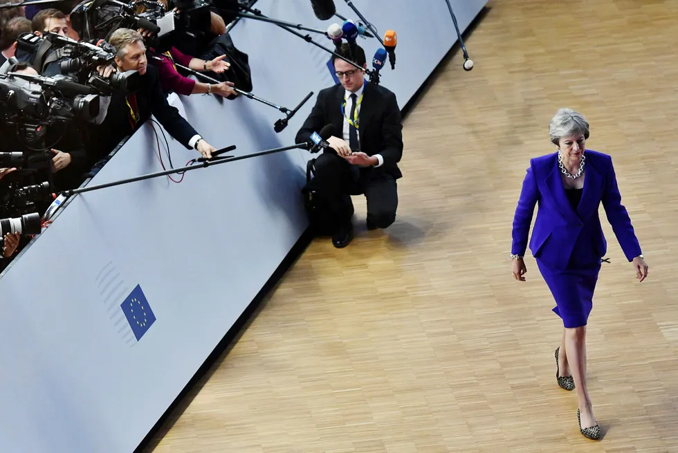 Britenes statsminister, Theresa May, reiser onsdag tilbake til Brussel for å legge siste hånd på avtaleutkastet, som så skal godkjennes både på EU-toppmøte og av det britiske parlamentet før en formell avskjed 29. mars neste år.